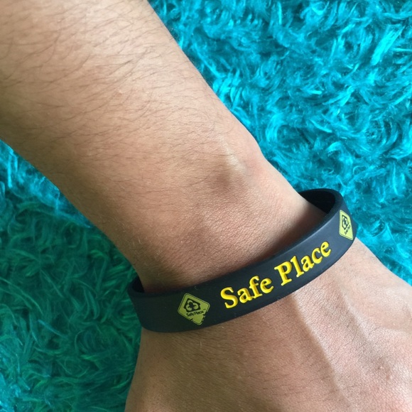 Safe Place black and yellow silicone bracelet - Picture 4 of 5